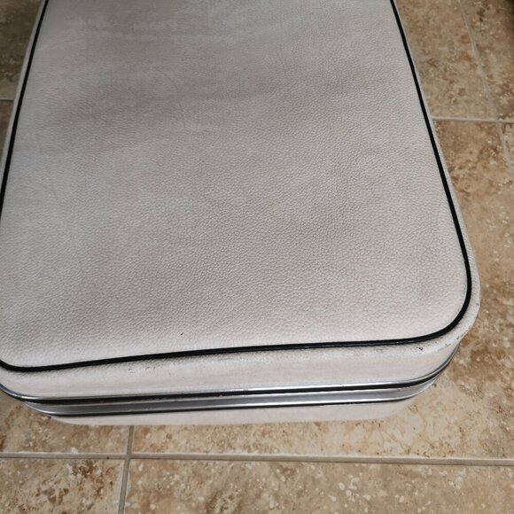 Vintage Suitcase White Leatherette Riviera Luggage Case Photo Prop - Picture 4 of 13